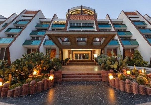 نمای بیرونی هتل نارنجستان محمودآباد